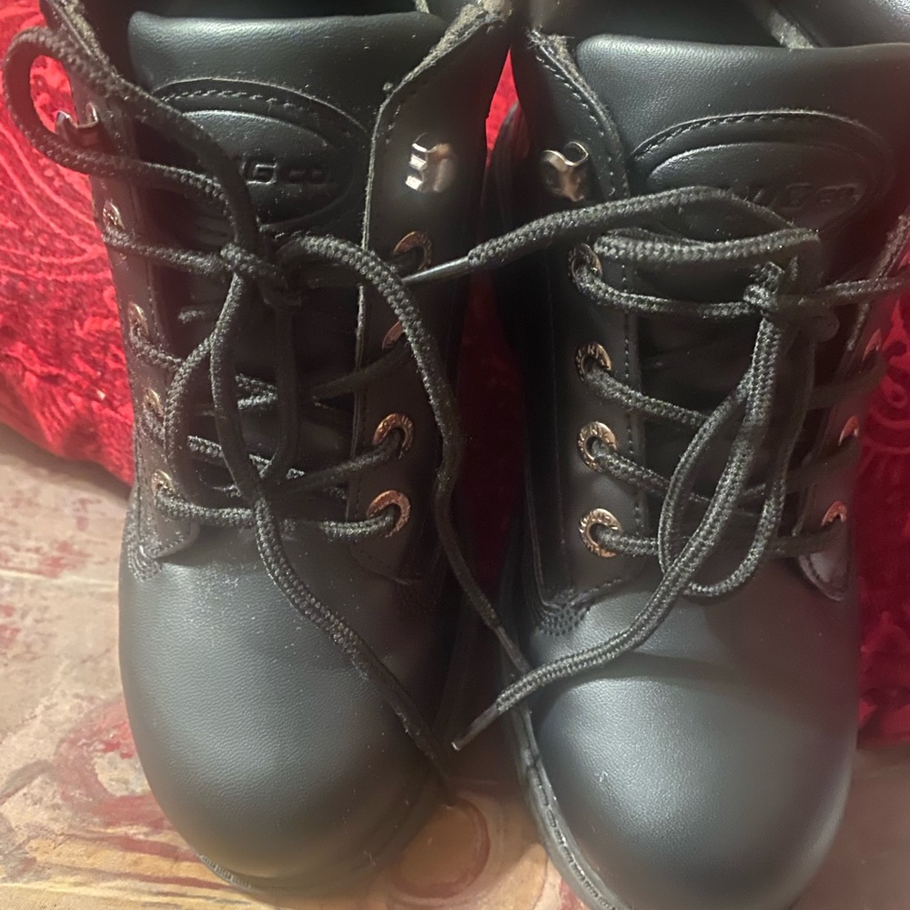 boots for women Barely worn lugz